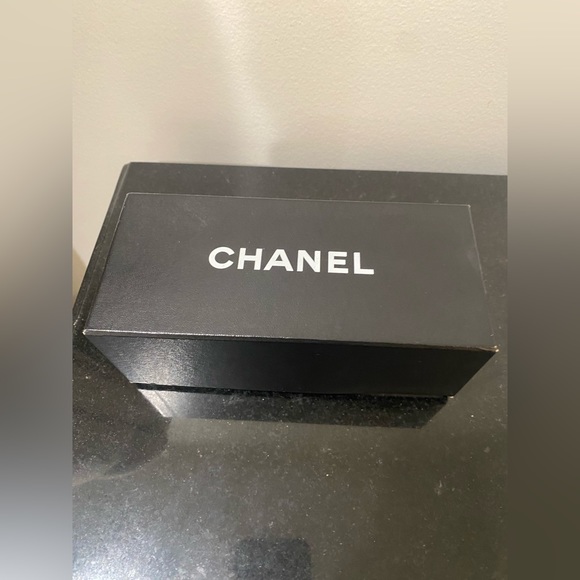 Chanel Sunglasses with gold detail - Picture 4 of 8